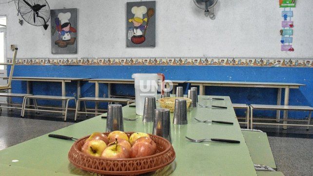 Dar de comer a los niños, el otro servicio esencial que asumen las escuelas en los barrios de Santa Fe