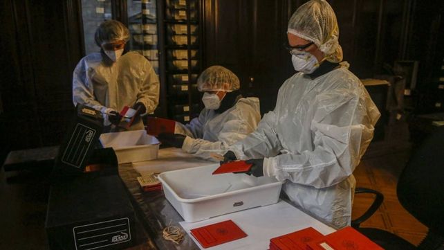 Cómo es el proceso de análisis del material nazi encontrado en la Corte Suprema