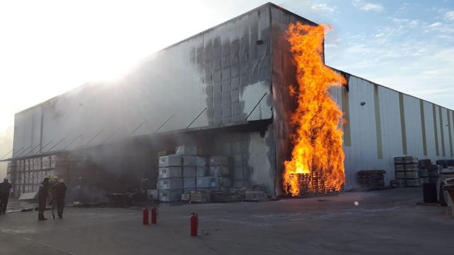 Voraz incendio en un depósito de Riomat