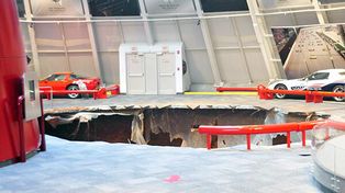 Ocho autos deportivos devorados por el hundimiento del piso en el Museo Corvette