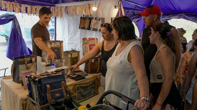 La Municipalidad de Paraná organizó la feria de emprendedores y gastronomía durante Semana Santa.