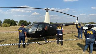 El Robinson R44 que compró Esteban Alvarado para intentar huir de la cárcel de Ezeiza, en el lugar de Moreno donde lo dejaron. Foto: gentileza La Capital.&nbsp;
