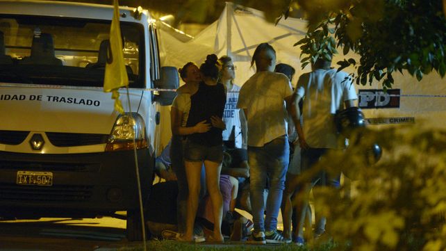 Dolor. Algunos de los familiares de las víctimas llegaron a la escena del crimen en Liniers al 2000.
