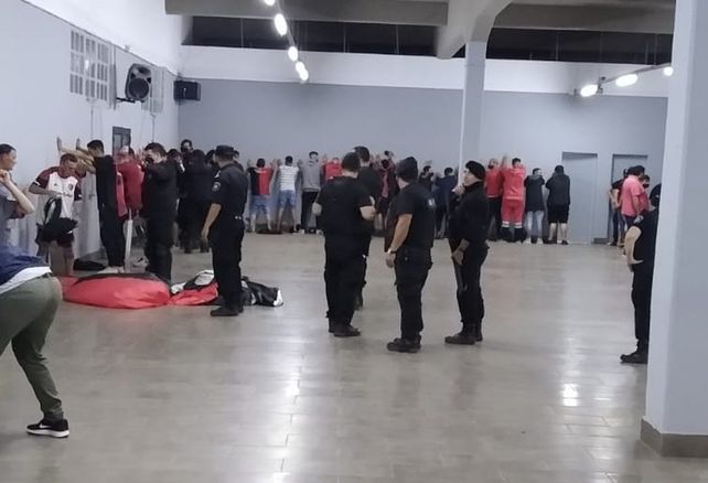 Hinchas de Newells armaron un banderazo en plena pandemia y más de 100 terminaron detenidos