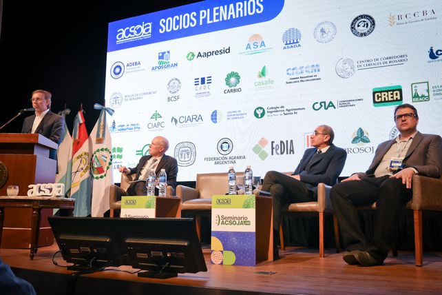 El secretario de Agricultura Juan José Bahillo participó del seminario Acsoja en Rosario.