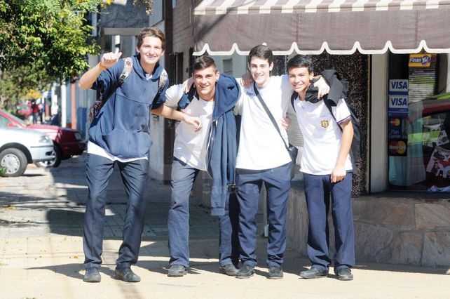 A la salida de la escuela. Tomás