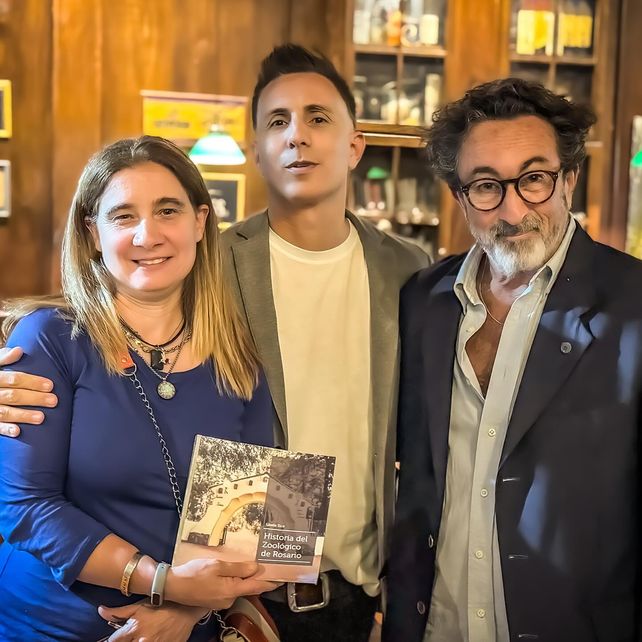 Gisela Sica, junto a su hermano Norberto y Patricio Raffo, editor del libro