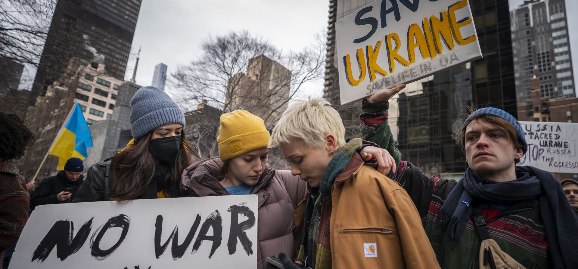 Partidarios de la soberanía ucraniana protestan contra la invasión rusa de Ucrania en Nueva York. Los líderes mundiales condenaron el jueves la invasión rusa de Ucrania como 
