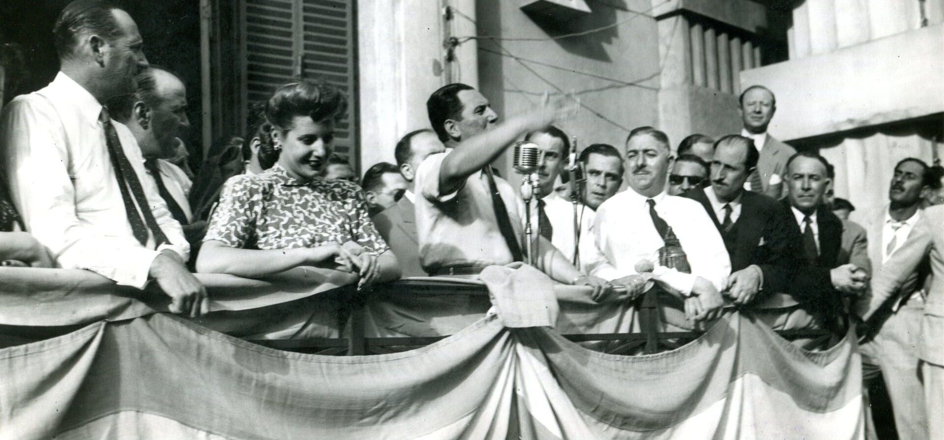 Habla Perón, Evita a su lado en el balcón de la Jefatura de Policía de Rosario, Santa Fe y Moreno, 1947.