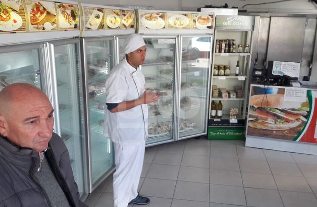 Se bajó de la moto y entró al local con el arma en la mano: Dame todo o te quemo