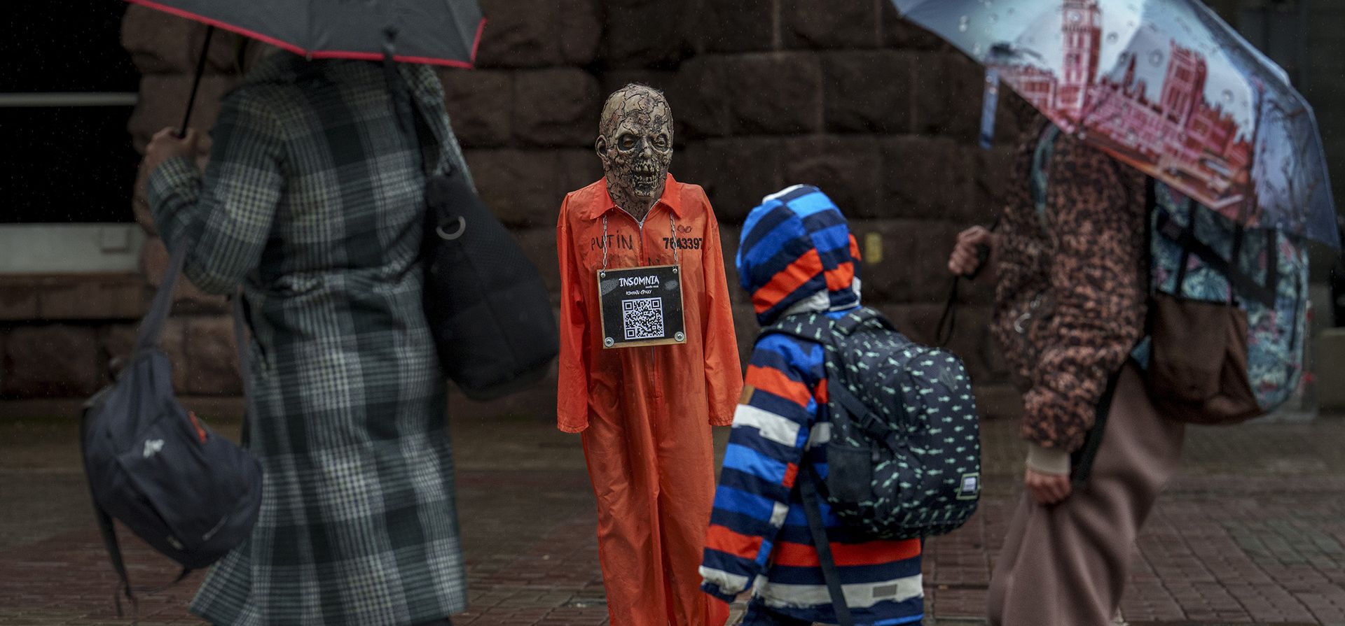 La gente camina junto a una efigie del presidente ruso Vladimir Putin vestido con un traje de prisionero durante una lluvia en Kiev, Ucrania, el lunes 18 de marzo de 2024. El presidente Vladimir Putin obtuvo un quinto mandato después de la represión más dura contra la oposición y la libertad de expresión en el país. desde la era soviética. (Foto AP/Vadim Ghirda) La gente camina junto a una efigie del presidente ruso Vladimir Putin vestido con un traje de prisionero durante una lluvia en Kiev, Ucrania, el lunes 18 de marzo de 2024. El presidente Vladimir Putin obtuvo un quinto mandato después de la represión más dura contra la oposición y la libertad de expresión en el país. desde la era soviética. (Foto AP/Vadim Ghirda)
