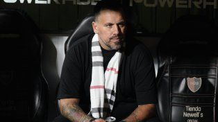 El técnico de Newells Cristian Fabbiani piensa fortalecer el juego aéreo en defensa.
