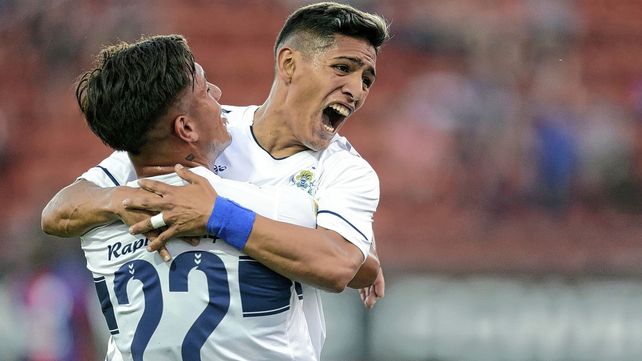 Eric Ramírez celebra con todo el gol del triunfo del Lobo ante San Lorenzo.