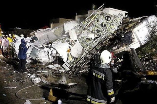 Cayó un avión en Taiwan con 58 personas a bordo