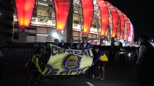 Los hinchas de Central al final pudieron entrar al estadio Beira-Rio