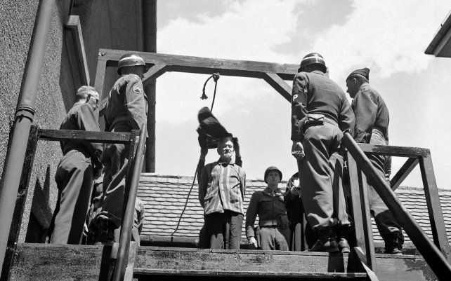 Fotografía de archivo del 28 de mayo de 1946, las autoridades militares estadounidenses se preparan para colgar al Dr. Klaus Karl Schilling, de 74 años, en Landsberg, Alemania. En un juicio por crímenes de guerra en Dachau, fue declarado culpable de utilizar a 1.200 prisioneros de campos de concentración para experimentar con la malaria.