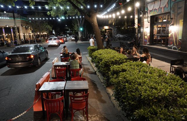 La caída del consumo se refleja en las mesas de los locales que forman parte del Mercado Pichincha.