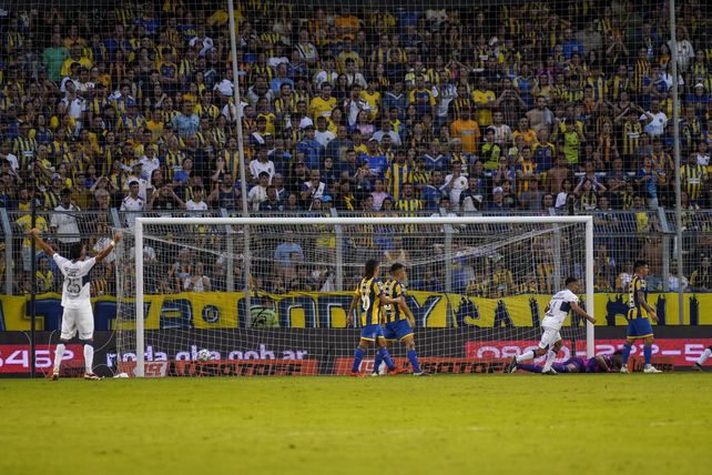 Contraste. Los jugadores de Central sufren el gol en su arco, mientras los de Gimnasia celebran el empate transitorio.