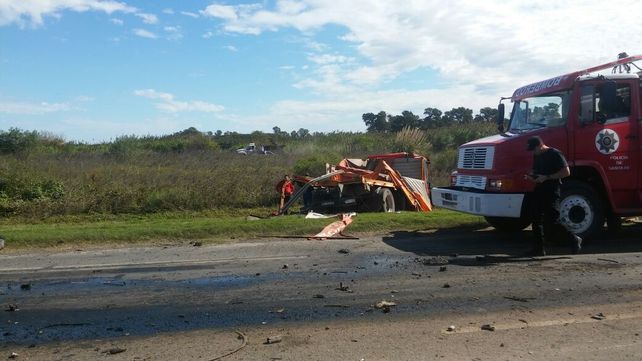 Autopista Santa Fe - Rosario: choque en cadena de dos autos y dos camiones