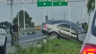 Este jueves un auto colisionó contra una columna de alumbrado en Circunvalación a la altura de la bajada San Martín.&nbsp; 