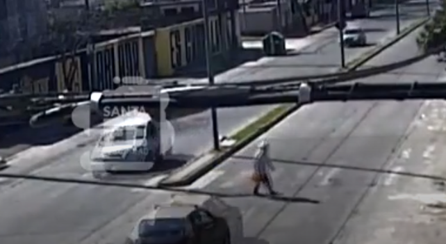 Un video muestra cómo un taxista atropella a un peatón y se da a la fuga