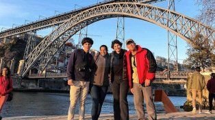Familia. Ramiro Séliman junto a sus dos hijos y su esposa en el puente Don Luis I.