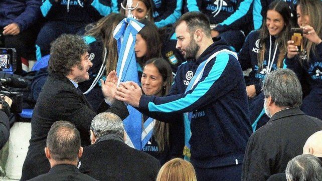 El presidente Javier Milei le entrega la bandera al santafesino Luciano De Cecco. El presidente Javier Milei le entrega la bandera al santafesino Luciano De Cecco.