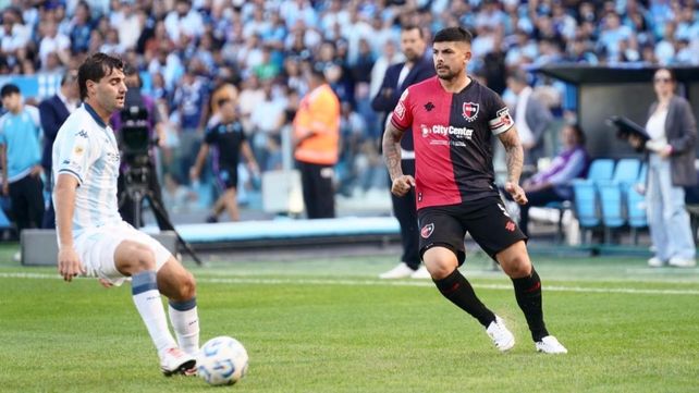 Ever Banega maniobra en la mitad de la cancha. Newells y un partido clave ante Estudiantes.