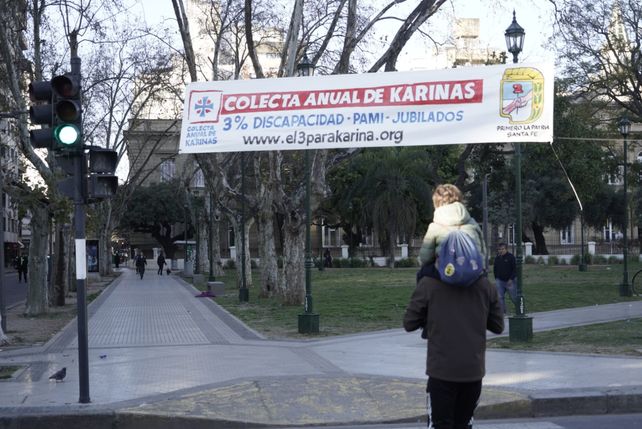 Pasacalle contra Karina Milei en Plaza Sarmiento