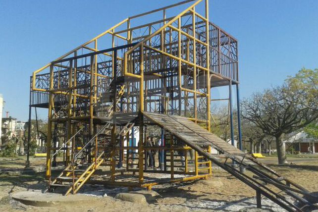 Una niña cayó de los juegos de una plaza en Bº Centenario y está grave