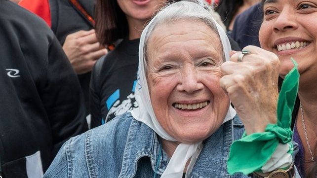 La titular de la Madres de Plaza de Mayo Línea Fundadora tiene 94 años y quedó internada luego de ser intervenida quirúrgicamente por una hernia.