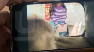 Una docente de Victoria fue denunciada por alumnas que grabaron videos donde se la puede ver hurtando pertenencias de un bolso. Hacía meses que les robaba