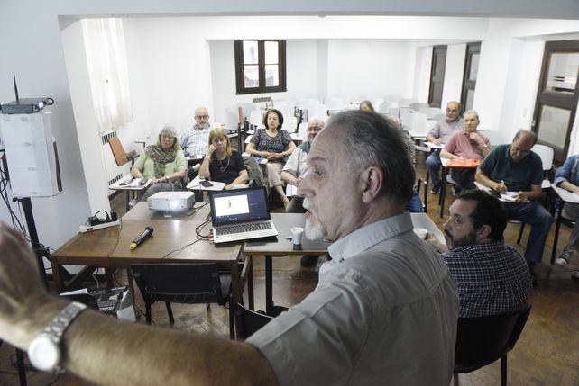 Soccorso Volpe y Gustavo Fernetti son los docentes a cargo del curso para adultos mayores de la UNR.