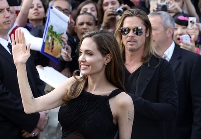 La pareja paseó por la alfombra en este caso negra que llevaba a la sala de Leicester Square donde se proyectará el último filme de Pitt. (Foto: Reuters)