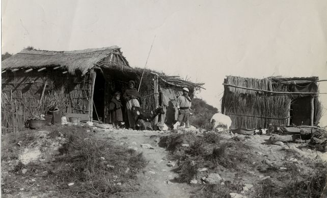 Vivienda precaria de adobe