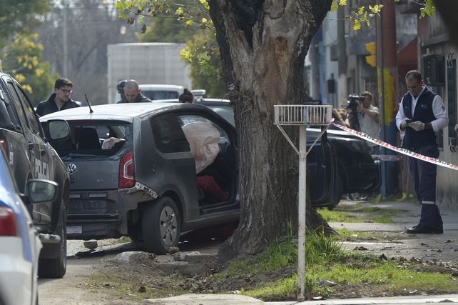 El auto en el que iban las v&iacute;ctimas se estrell&oacute; contra un &aacute;rbol. All&iacute; los ajusticiaron y les plantaron dos armas.
