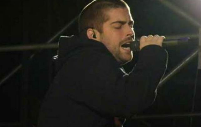 El ex cantante de Callejeros tocó con el doble de público permitido.