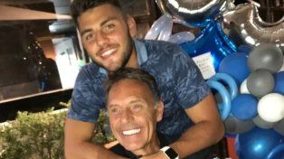 Nacho Russo junto a su papá Miguel, que el miércoles pasó a la inmortalidad. Ignacio juega ante Newells.