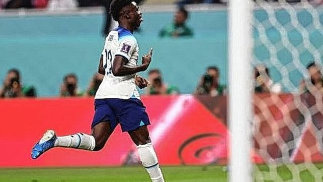 La rompió en el debut con Inglaterra