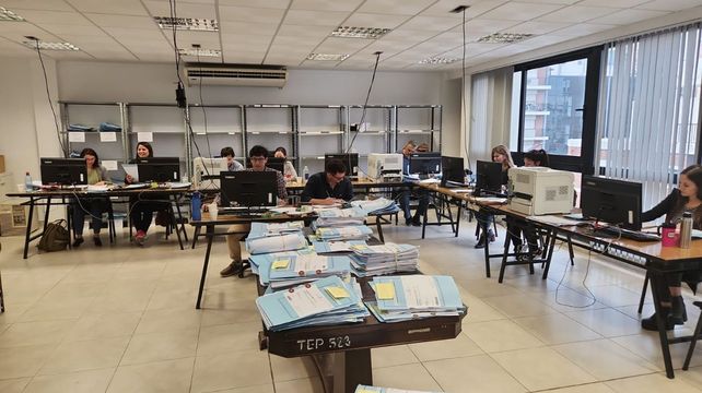 La oficialización de las listas para las primarias de julio próximo demandó una minuciosa labor en el Tribunal Electoral Provincial.