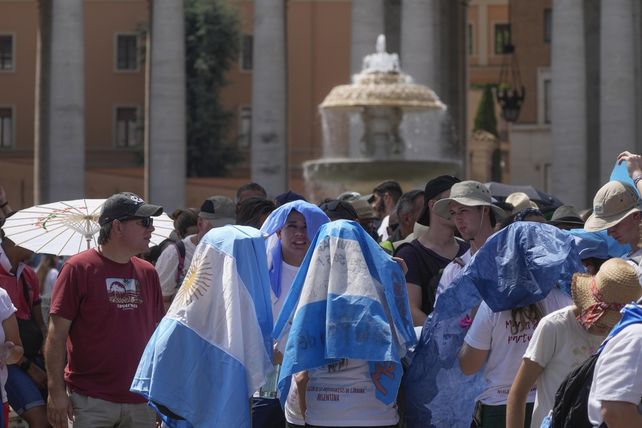Visita recurrente de argentinos a la plaza San Pedro del Vaticano.