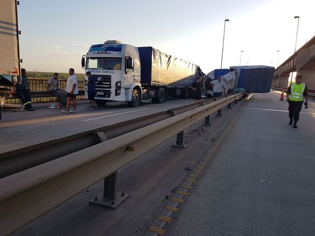 Impactante choque entre tres camiones en el puente de Zárate