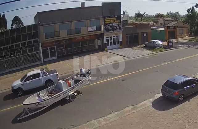Videos: una lancha suelta en plena avenida 7 de Marzo