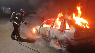 Automóvil incendiado en Barra y Viamonte. Bomberos Zapadores actúan para sofocar las llamas.&nbsp;