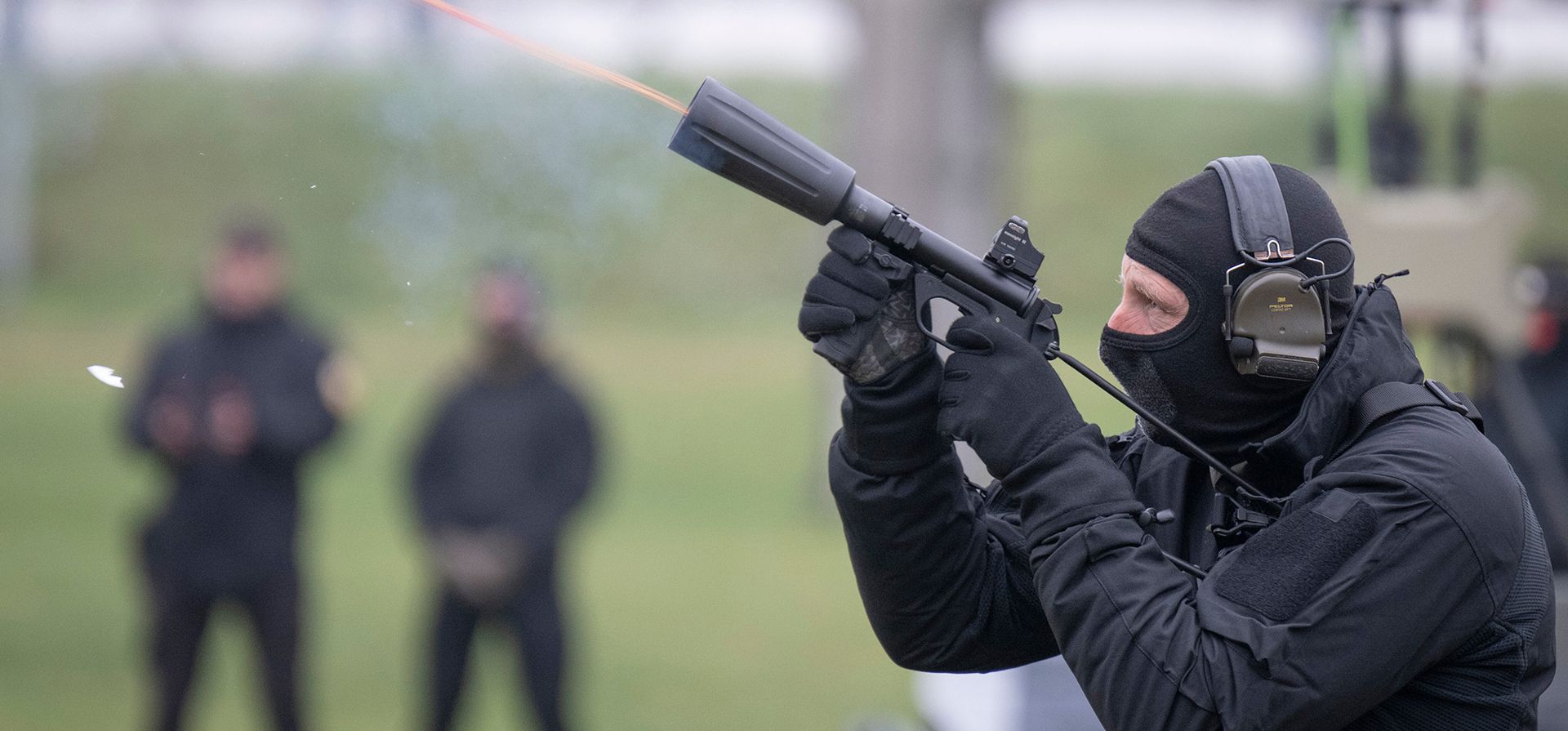 Agentes de la unidad de operaciones especiales de la policía (SEK) simulan un combate contra un dron en Wackerheim, Alemania, el miércoles 17 de diciembre de 2025. (Boris Roessler/dpa vía AP) Agentes de la unidad de operaciones especiales de la policía (SEK) simulan un combate contra un dron en Wackerheim, Alemania, el miércoles 17 de diciembre de 2025. (Boris Roessler/dpa vía AP)
