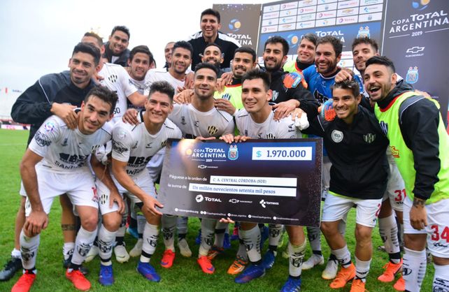 Central Córdoba eliminó a Estudiantes y Milito presentó la renuncia