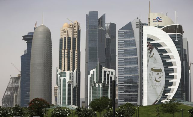 Rascacielos en el desierto. Los hoteles de alta gama necesitan personal de cara al Mundial de Qatar.