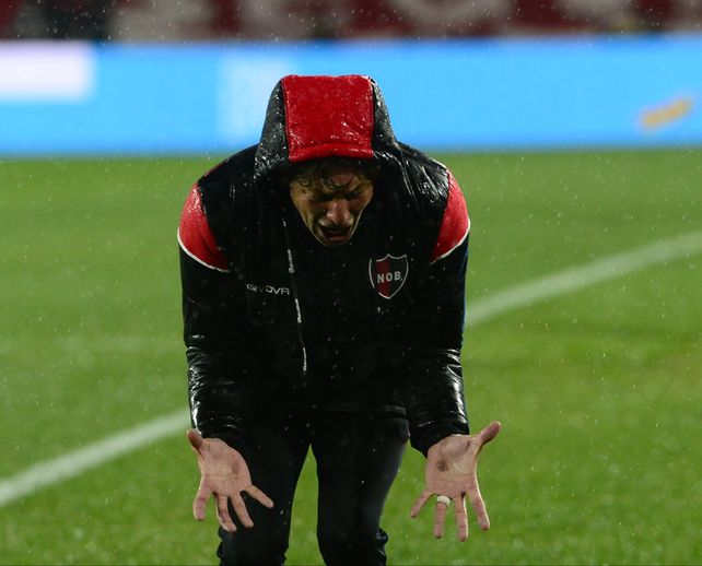 Heinze no puede creer los fallos de Penel ante Independiente.&nbsp;