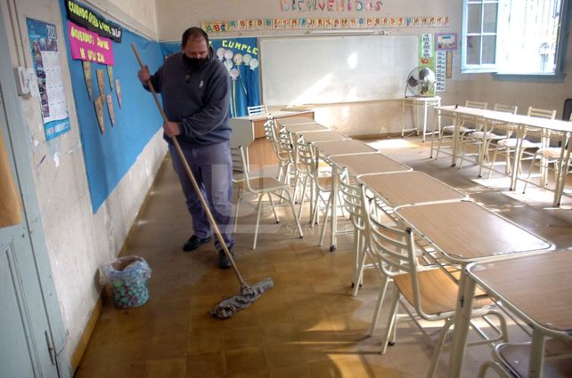 Las escuelas de Santa Fe reabrieron sus puertas y comenzó la limpieza de los establecimientos