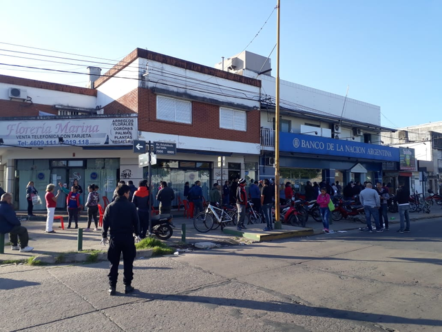Tras el desborde de ayer, sigue el pago de jubilaciones en los bancos pero con más orden y menos gente